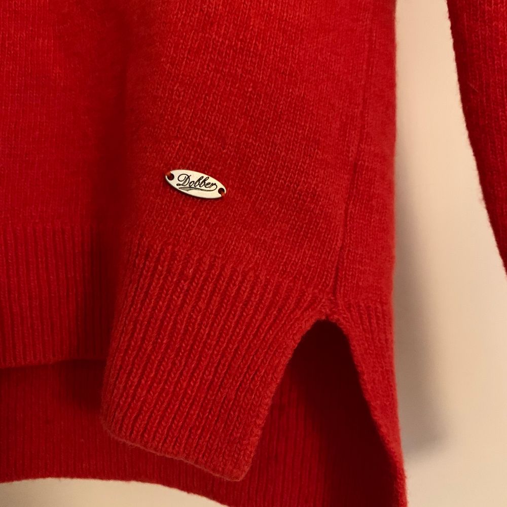 Finstickad tröja från Dobber i storlek XS. Stark röd färg.  39% ull, 3% kashmir. Figurnära passform. Kan vara lite stickig om man är känslig. Använd men fint begagnat skick. . Stickat.