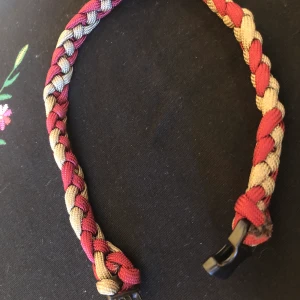Coolt armband - Så coolt armband! Med asbra spänne! Hållbart och i bra skick:)) går OCKSÅ att använda som halsband!!!🙏🏽🙏🏽😱♥️🧡🧡❤️