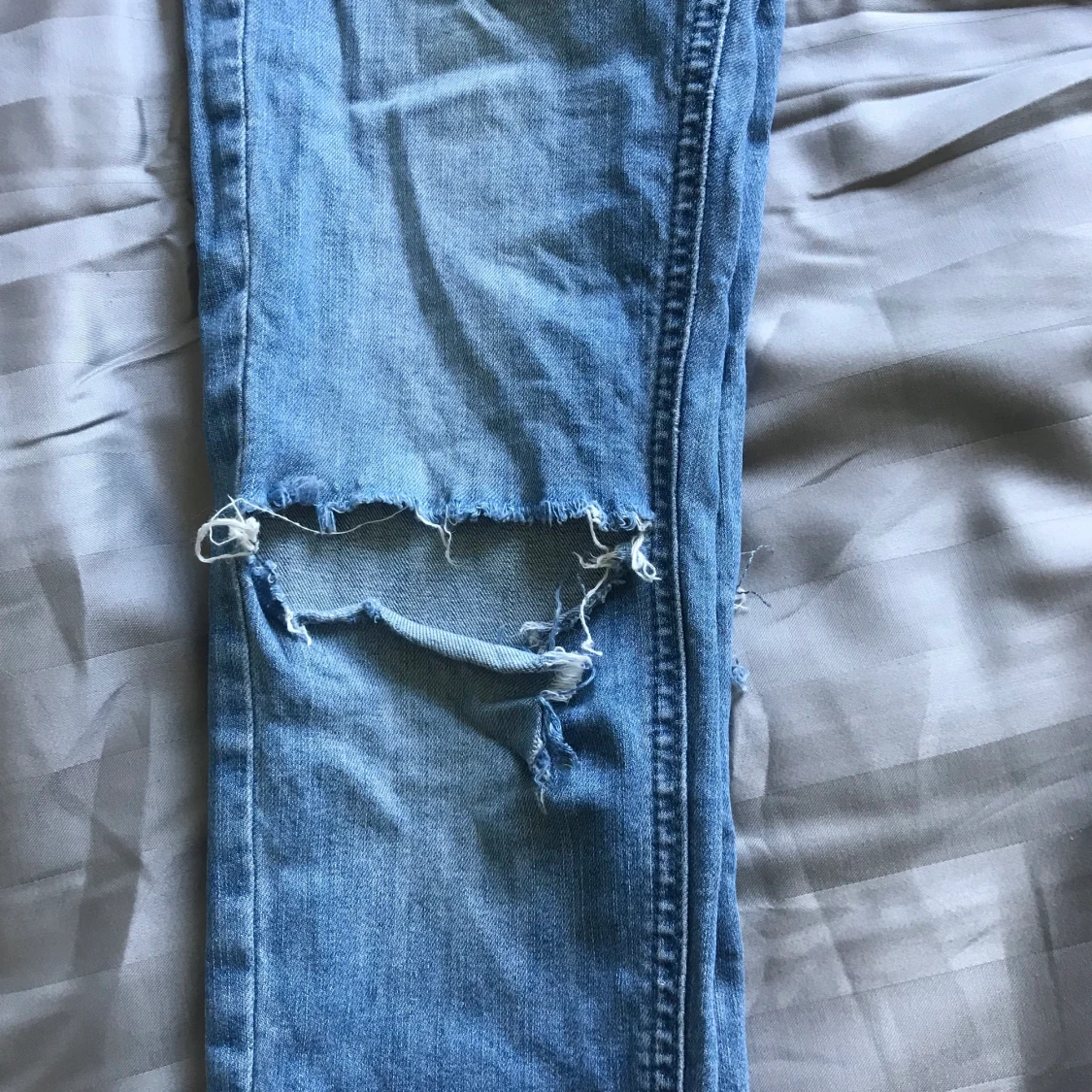 Jeans med hål - 90