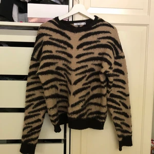 Stickad tröja - Stickad tröja i zebramönster från NAKD