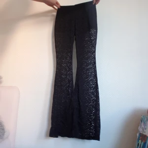 Byxor spets från Gina Tricot - Drömmiga, utsvängda byxor i spets! Säljes pga för små för mig. Genomskinliga förutom längst upp. Toppenskick! Köpare står för frakt, annars finns de i Sthlm. 💫