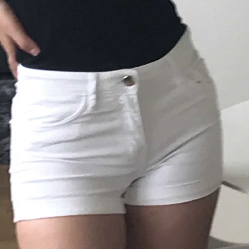  vita shorts <3                                                    (frakten är inkluderad). Shorts.