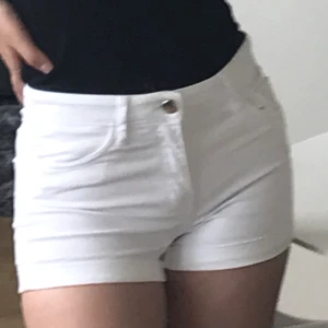Vita shorts -  vita shorts <3                                                    (frakten är inkluderad)