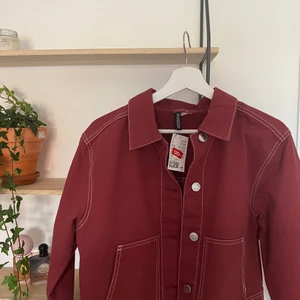 Jacka från h&m  - Jag säljer en jacka i storlek S från H&M! Köpte på rean för 120 kronor så säljer för 50kr + frakt. Mycket fint skick då den aldrig är använd, passar Xs med