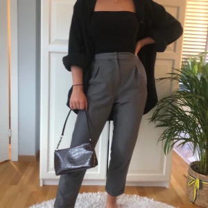 Kostymbyxor  - Ett par grå kostymbyxor, knappt använda, super fina och bekväma!! Köparen står för frakt! 