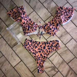 Bikini med leo mönster🤍 - Jättefin bikini från Zaful. Högmidjade bikinitrosor som formar kroppen bra och en topp som går över axlarna. Leomönster i blått och beige/rosa. Säljer pga att jag har för många bikinis👙 köparen står för frakt!📦📬 buda från 130 kr🤍