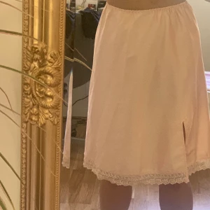 Underkjol  - Siden/satin underkjol som kan användas som vanlig kjol, säljer den då jag tyvärr inte fått användning av den. Man kan sy om den om man vill. Storlek S-L beroende på hur man vill att den ska sitta. 
