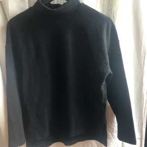 Tröja - Jättefin polotröja med lite utsvängda ärmar, från Ginatricot