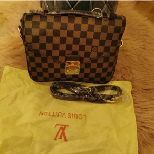 väska  - helt ny väska oäkta men jättebra kvalitet  och äkta skinn med dustbag