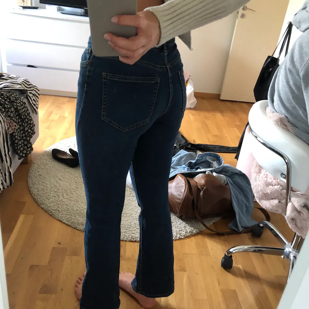 Mörkblå jeans med bootcut, dock inte så stor. Tycker inte själv att dom är så mkt ”bootcut” sitter skitfint! . Jeans & Byxor.