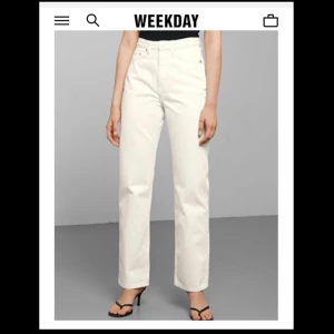 Vita row jeans, weekday,  - Ett par vita row jeans som passar perfekt till skolavslutningar, studentmottagningar och till somarn. 💕💕 använda endast en gång pga att de egentligen är för små. Är o storlek 24 i midjan och 30 i längd