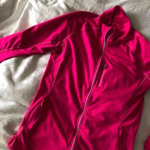  - Rosa träningsjacka som knappt är använd