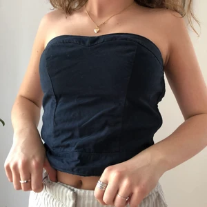 Topp - Najs mörkblå topp i ganska ”hårt” material. Köparen står för frakt