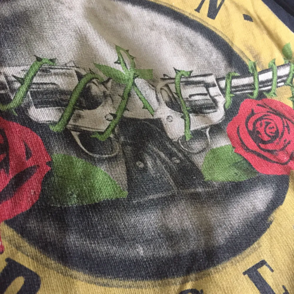 Tunn långärmad tröja med Guns n roses logga. . Tröjor & Koftor.