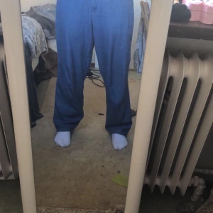 Baggy jeans  - Jätte snygga stora jeans! Kommer tyvärr inte till användning! Sitter stort och baggy och är är långa på mig som har S o är 167!!❤️