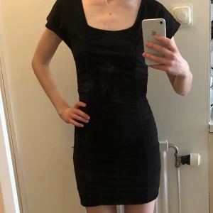 Klänning - Bomullsklänning i tight passform, från Ginatricot! Går att dra ned till knäna om man vill att den ska vara längre. Kan mötas upp i Uppsala eller frakta. 