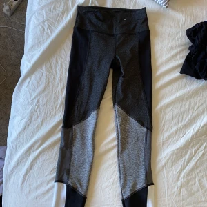 Tränings tights från Cubus  - Träning tights från Cubus i storlek xs. Den har en ficka där bak och fina färger och detaljer. Säljer pågrund av de aldrig kommit till använding och är för små för mig. Aldrig använda. Högst bud får de, du betalar frakt. 