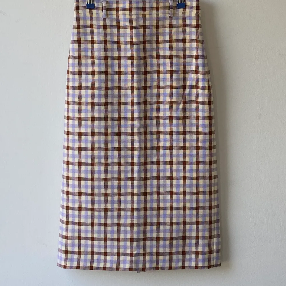 Zara woman white, brown & purple check pencil skirt. Size M (sizes rather small, more fitted for a size S). New with tag.. Kjolar.