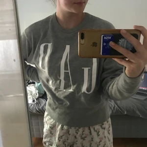 Sweatshirt från GAP - Supergosig tröja, overzised så passar mig som s jättebra 💓 en liten fläck på ena armen men inget man tänker på 😜 frakt tillkommer