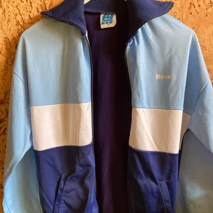 Blå VCT-jacka - Retro VCT-jacka från 70-talet 🔥 Jättefint skick trots åldern ❣️ Har en detalj i form av texten ”Wave” ✨ Frakt betalas av köparen, kontakta mig vid frågor/fler bilder 😊