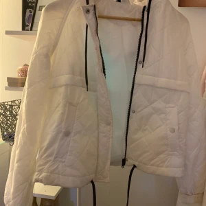 Jacka  - Sälger min tunna vita vår jacka från hm,perfekt när man bara vill ha en lite tunnare jacka använt två gånger men har lyckats spilla lite färg på den ska försöka ta bort det men sänker priset lite:) köparen står för frakten 