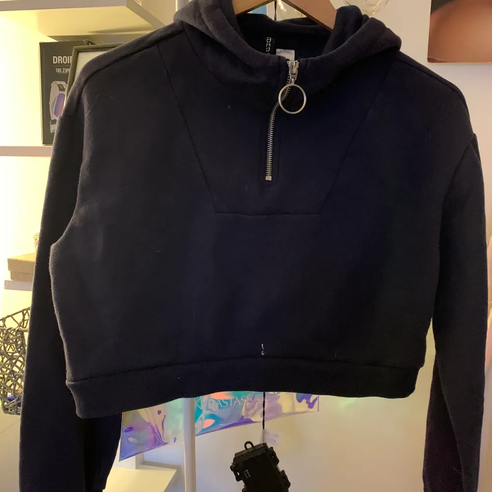 Sälger en marinblå kort hoodie från hm,använd fåtal gånger kommer inte till användning längre,perfekt till kalla sommarkvällar:) köparen står för frakten. Tröjor & Koftor.
