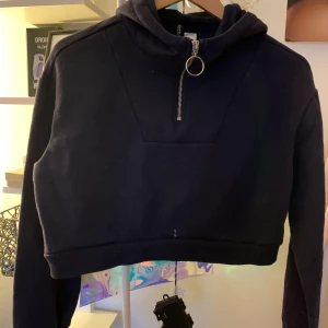 Marinblå Tröja - Sälger en marinblå kort hoodie från hm,använd fåtal gånger kommer inte till användning längre,perfekt till kalla sommarkvällar:) köparen står för frakten