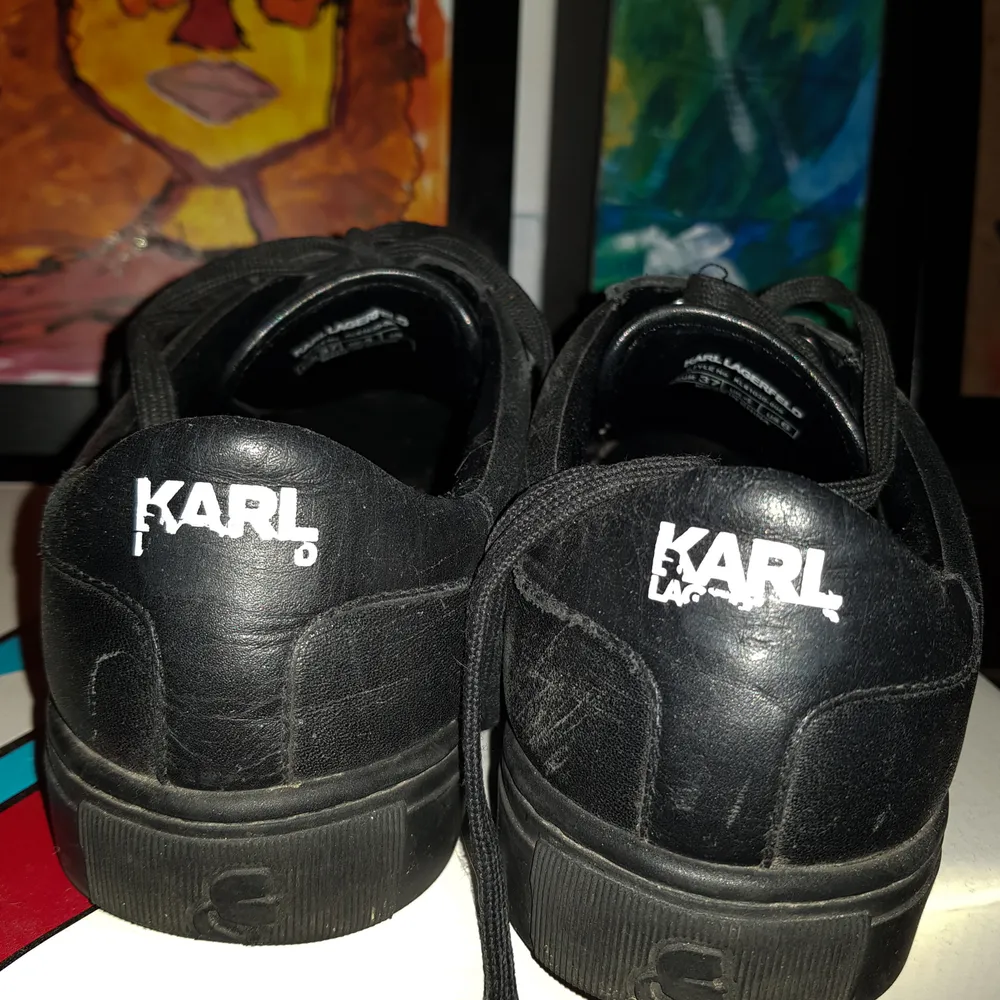Karl Lagerfeld skor, oklart om de är äkta eller ej, köpta på en kryssning x antal år sedan. Ganska slitna men är fortfarande i bra skick. Kommer torkas av osv. innan de skickas. Frakt tillkommer 💫. Skor.