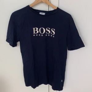 Hugo Boss T-shirt  - Superfin T-shirt från Hugo Boss! Knappt använd och i nyskick. Köpt från Kidsbrandstore. Frakt tillkommer!