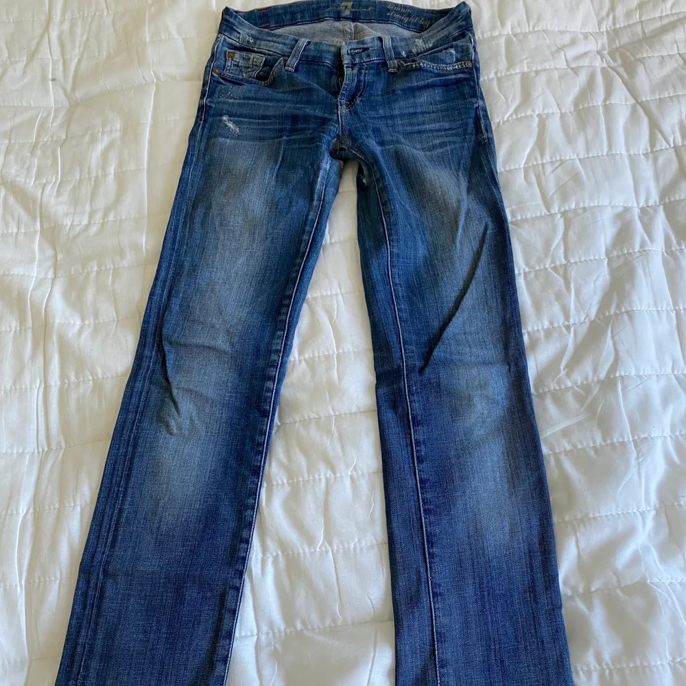 Hej jag säljer ett par välanvända jeans som har lagats men har nya hål. Från 7 for all mankind. Svin snygga i storlek 24. Säljer för 120kr plus frakt.. Jeans & Byxor.