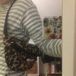 DAY Birger et Mikkelsen väska leopard - Fin väska från DAY Birger et Mikkelsen i leopardmönster! Kan både användas som axelväska och som magväska. Reglerbart band. Två fack på utsidan med dragkedja, ett fack på insidan med dragkedja. Använd en gång, nyskick. Köparen står för frakt 📦 