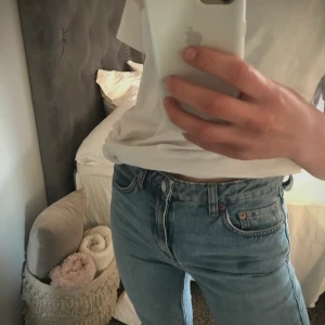 Jeans - Super snygga och bekväma jeans från weekday🧚🏼‍♀️ganska tajta men ingen riktig slimfit💕 är 162 som ni kan ha som referens, jag har klippt av dem där nere