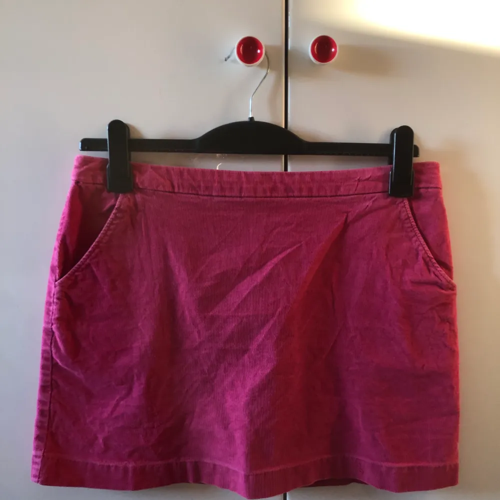 🌿 Rosa kort kjol från H&M (för väldigt länge sedan dock) Gjord av 98% bomull och 2% elestan, så den är lite stretchig! Har manchesterliknande mönster också. Tycker verkligen den är superfin men passar inte riktigt min stil längre! 🌿. Kjolar.