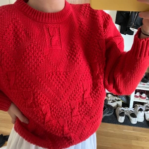 Röd vintage - Röd vintage liknande tröja, stickad. Passar storlek XS-S