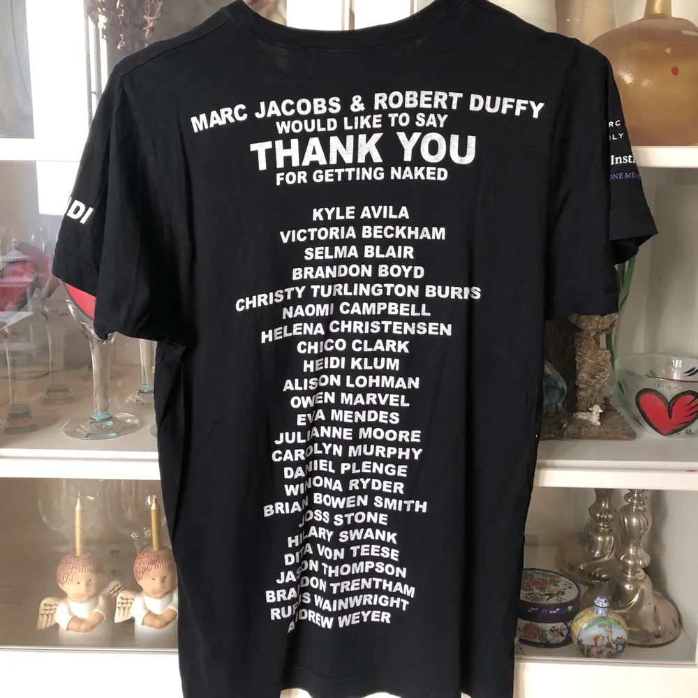 Eftertraktade Marc Jacobs tshirt ”Protect the skin you’re in” i storlek S. Säljs endast vid bra bud! Älskar denna men har tyvärr inte fått så mycket användning för den. Nypris ca 700kr.🥰🥰 Buda från 300. T-shirts.