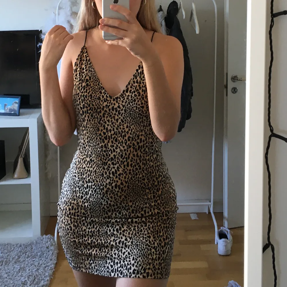  Leopard klänning i nytt skick endast använd en gång. köparen står för frakt😊. Klänningar.