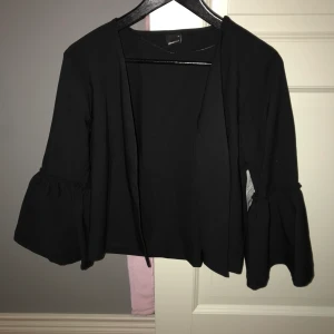 Blazer med balongarmar i storlek 38 - Svart blazer i storlek 38, aldrig använd pga för stor (prislappen kvar). 