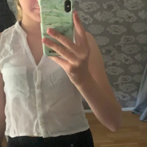 Hollister strand tröja  - Köpt för cirka 2 år sedan finns inte kvar, jag använd den när jag skulle till tex poolen osv, inte riktigt min stil längre, vill bli av med den så frakten är gratis 