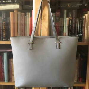  - Don Donna väska, använd ganska mycket men ansåg i bra skick. Tre innerfickor och en ytterficka med dragkedja 