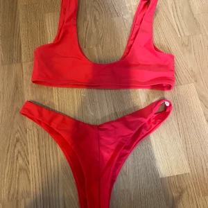 Bikini - En bikini från zaful som framhäver rumpan! Storlek M men är som en S, liten i storleken! Buda i kommentarerna så alla kan se, frakt 40kr! Den finns kvar så länge det inte står såld 