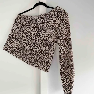 - One Shoulder Topp i Leoprint!  Mycket fint skick (köparen står för frakten)