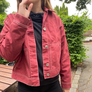 Supersnygg jacka!! - Snygg jacka från h&m nästan aldrig använd! Köparen står för frakt!