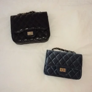 handväskor skinn och velour - 2 Handväskor från ur & penn i velour och fakeskinn aldrig använda. båda köpta för 250kr, säljer båda för 200 med frakt inkluderad ❗️BLÅA VÄSKAN SÅLD❗️