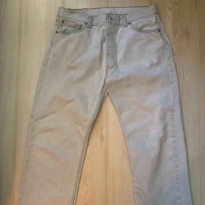  - Levi’s jeans i bra vintage skick.