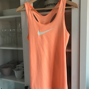 Träningslinne Nike - Träningslinne storlek M. Mycket sparsamt använt. En liten fläck (se sista bilden) men den syns knappt. Frakt tillkommer med 42kr.