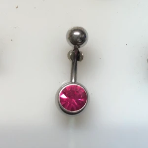 Navelpiercing  - Fina smycken från företaget Laboro. Navelpiercing i titan och kirurgiskt stål. 39 för en i kirurgiskt stål +frakt. Finns fler färger - kolla profil. Hör av er vid köp och frågor. Mvh 