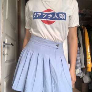 Supeeergullig tröja från YesStyle med japanskt tryck!♥️ Som ni ser, jättefin med ex kjol!♥️ Används tyvärr aldrig längre:/ Kan mötas i Sthlm eller Vxo, annars tillkommer frakt♥️