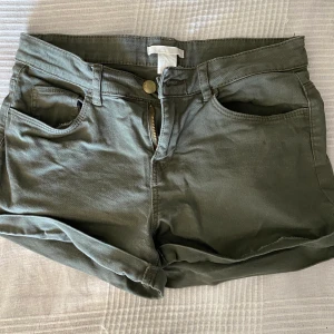 Gröna hm shorts - sjukt snygga shorts som tyvärr blivit försmå:( Väldigt sköna och inga skador trots att dom blivit använda för något år sedan.  Kan alltid diskutera pris och byten, skriv privat för fler bilder🥰🥰🥰