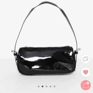  - Söker en sånhär väska från nelly. Den heter ”bring it back bag”. Helst i någon av dessa färger. Kan även tänka mig den vita eller svarta i ”ormskinn”. Hör av er om ni har och vill sälja.