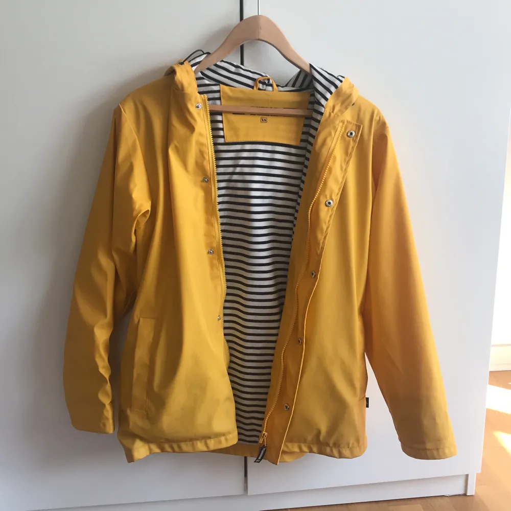 Yellow rain jacket bought in France. Size XS but it is a bit oversized . Jackor.